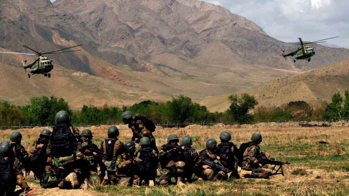 Afghánští bojovníci během války v Afghánistánu (duben 2010)