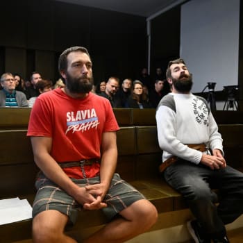 Okresní soud v Kladně projednával kauzu Patrika Tušla (vpravo) a Tomáše Čermáka (vlevo), kteří jsou stíháni pro přečiny hanobení národa, rasy, etnické nebo jiné skupiny osob, 26. října 2022. Obžalováni jsou za nenávistné výroky o Ukrajincích ve veřejně sdíleném videu.