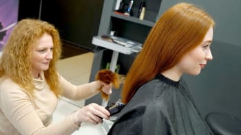 Natálie Halouzková dala super vlasy do šuplíku. Změnila se v holku z vesnice