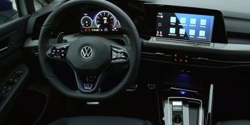 Volkswagen se po stížnostech vrátí k fyzickým tlačítkům. Dotykové plošky ale nezmizí