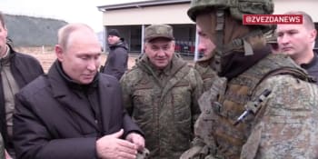 Nové záběry oživily spekulace o Putinově zdraví. Zvláštní stopy na rukou naznačují rakovinu