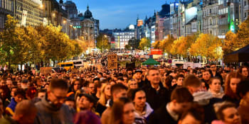 Tisíce lidí v centru Prahy podpořily LGBT. Uctily památku obětí z bratislavského baru