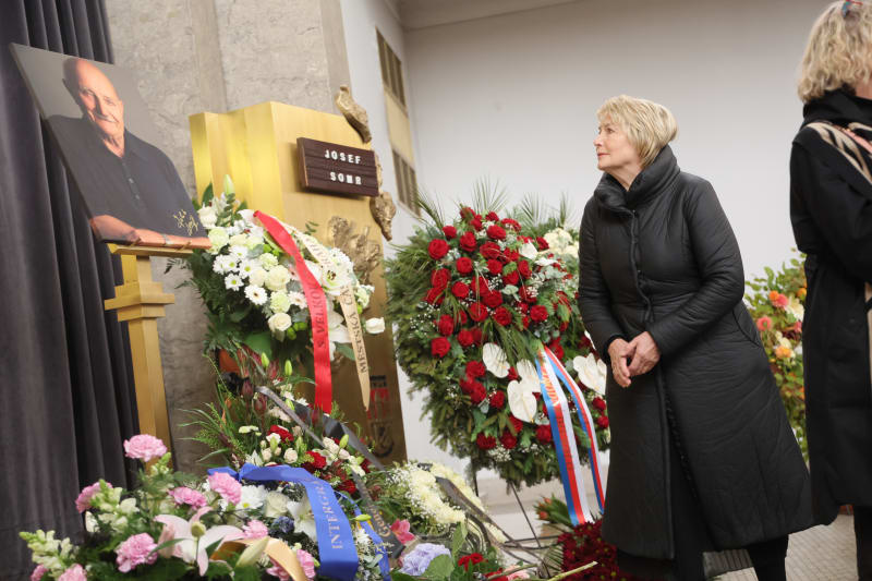 Eliška Balzerová se poklonila památce hereckého kolegy. 