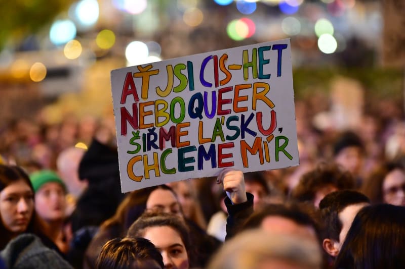 Stovky lidí se sešly v centru Prahy, uctívají památku obětí homofobní vraždy.