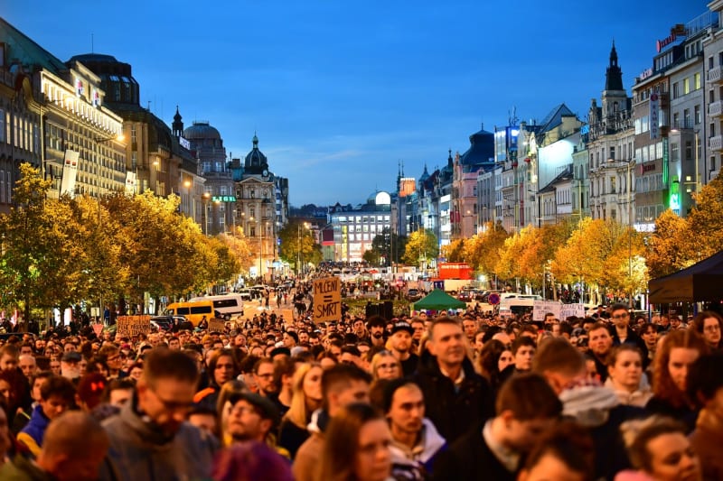 Stovky lidí se sešly v centru Prahy, uctívají památku obětí homofobní vraždy.
