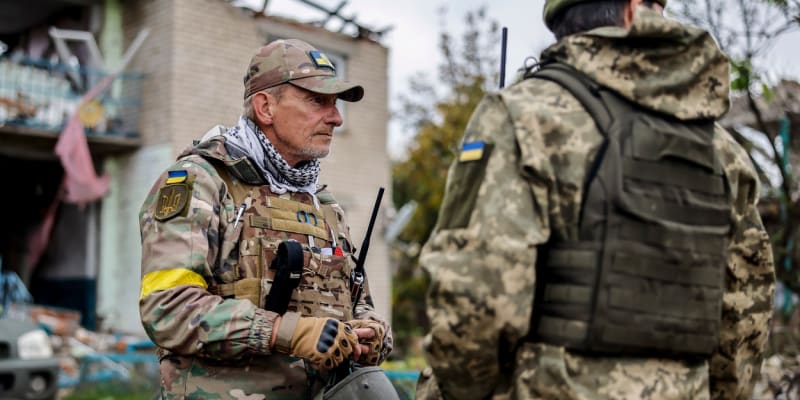 Ukrajinští vojáci hledají výbušniny v osvobození oblasti na severu Chersonu (25. říjen 2022).