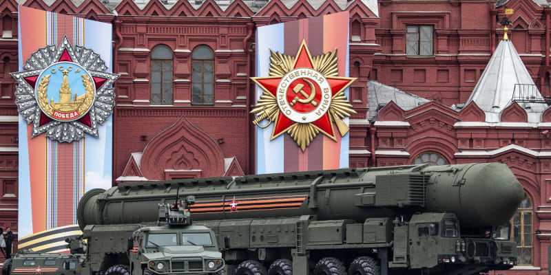 Ruská mezikontinentální balistická střela Topol-M během oslav ruského Dne vítězství 9. května 2019 v Moskvě.