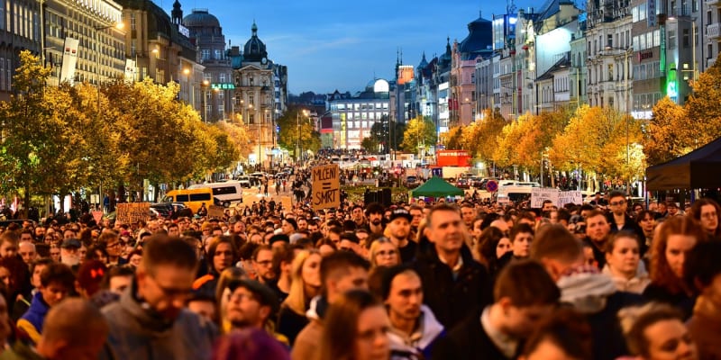 Stovky lidí se sešly v centru Prahy, uctívají památku obětí homofobní vraždy