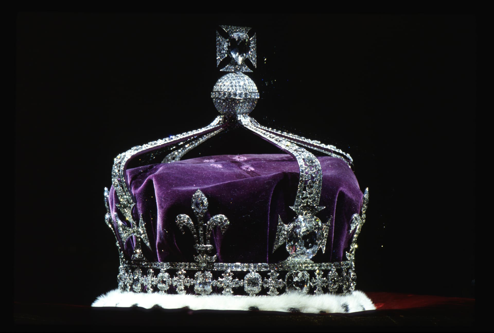 Legendární koruna s diamantem Koh-i-Noor