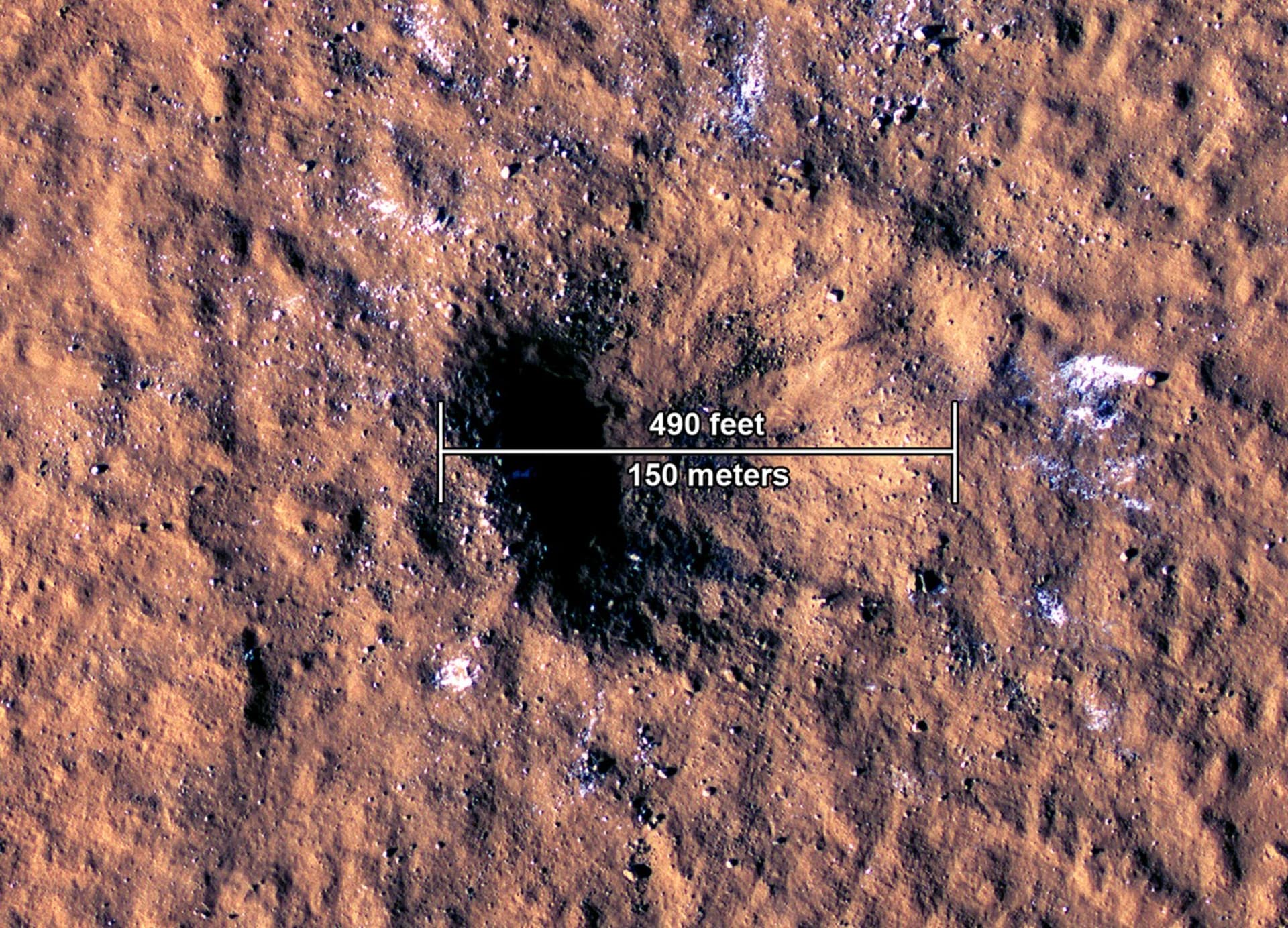 NASA odhalila kusy ledu v kráteru na Marsu nedaleko rovníku