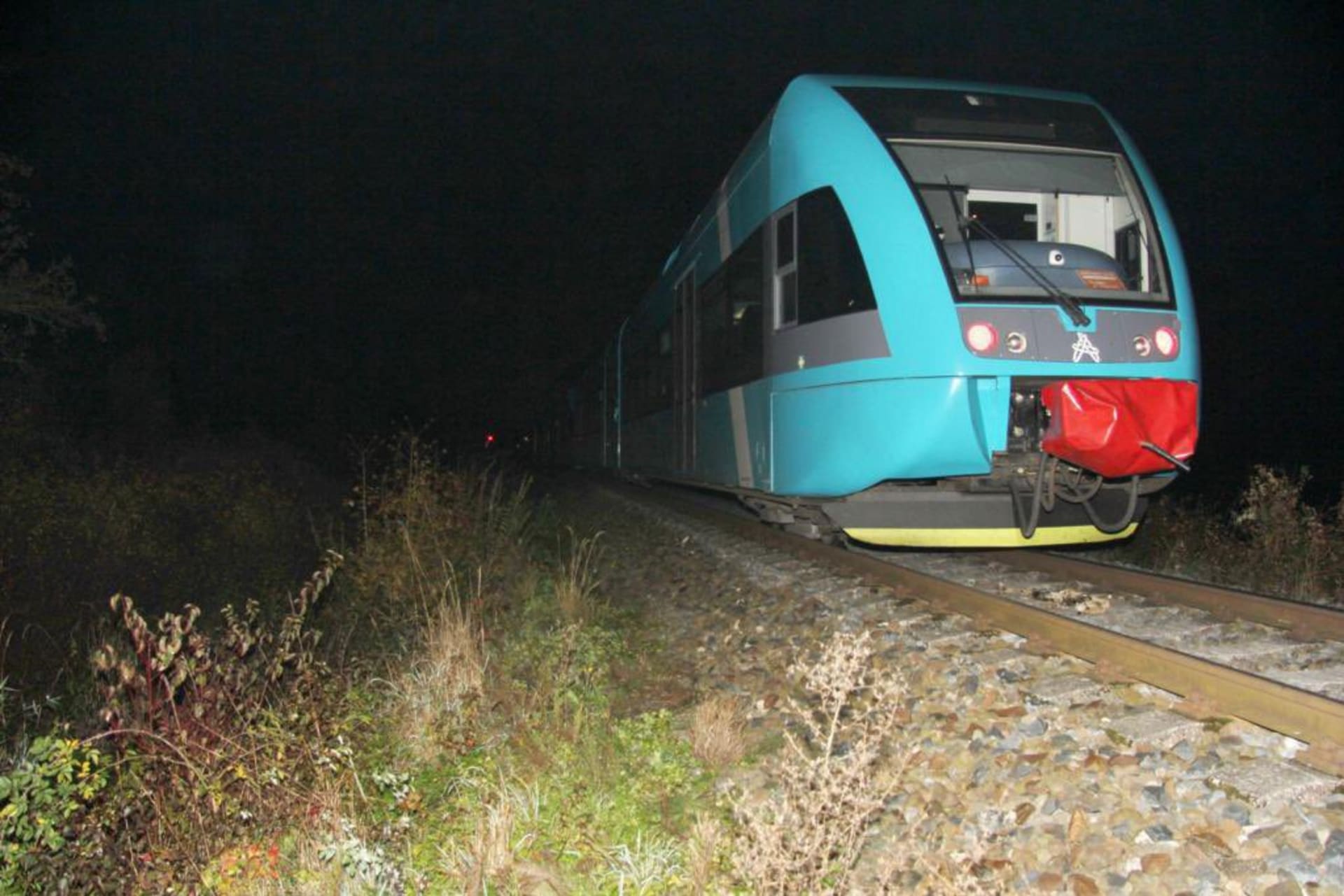 Vlak zachytil ve středu večer u stanice Bylnice na Zlínsku tři běžence, kteří se pohybovali v kolejišti. 