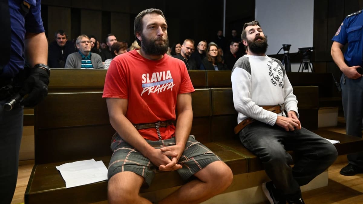 Soud projednával kauzu Patrika Tušla (vpravo) a Tomáše Čermáka (vlevo), kteří jsou stíháni za nenávistné výroky o Ukrajincích.