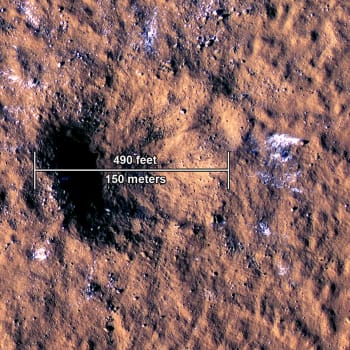 NASA odhalila kusy ledu v kráteru na Marsu nedaleko rovníku