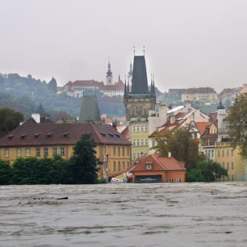 Takto to v Praze vypadalo při povodních v roce 2002. Při jaderném útoku na vltavské přehrady by to bylo ještě horší. Už jen kvůli tomu, že do hlavního města by se valila radioaktivní voda.
