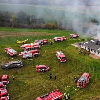 Požár na letišti Osičiny na Kolínsku