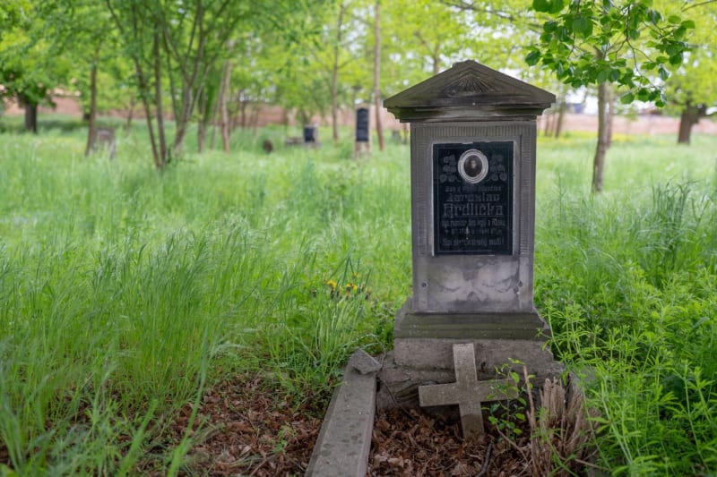 Opuštěný hrob československého legionáře