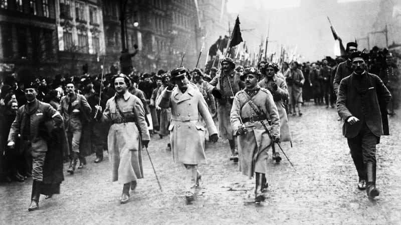 Legionáři z Francie pochodují v lednu 1919 na Václavském náměstí v Praze. O  několik měsíců později je čekaly boje s Maďary