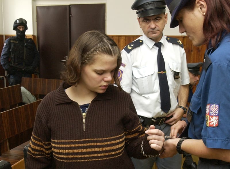 Michala Kalvodová v rukou policistů