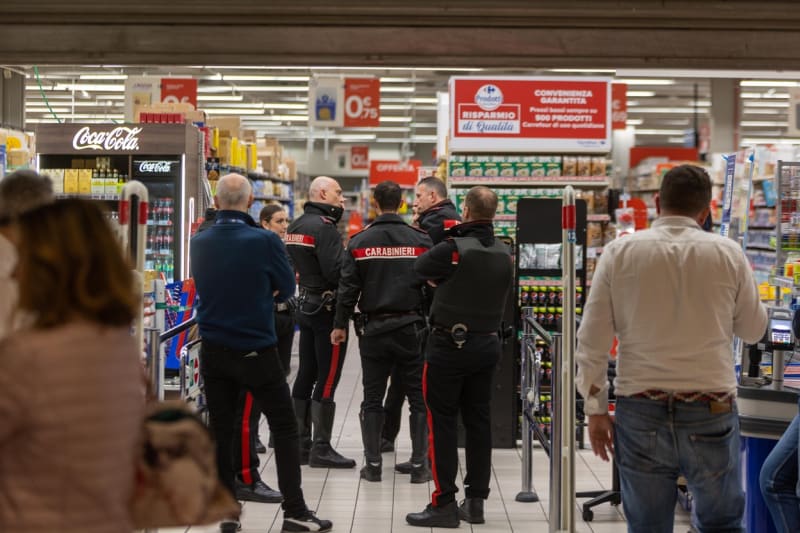 Při útoku nožem v nákupním centru Miláně zemřel jeden člověk, jsou čtyři zranění