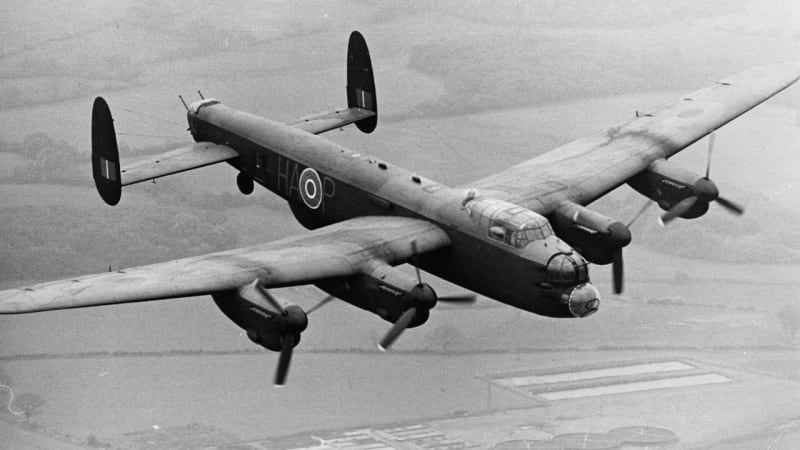 Bombardér Lancaster v letu