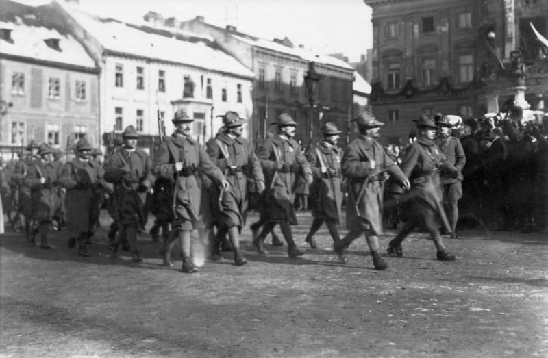 Pochod legionářů před bratislavským divadlem 4. února 1919