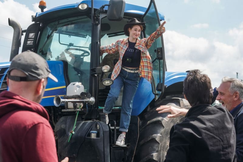Během natáčení Natálie Halouzková řídila traktor.