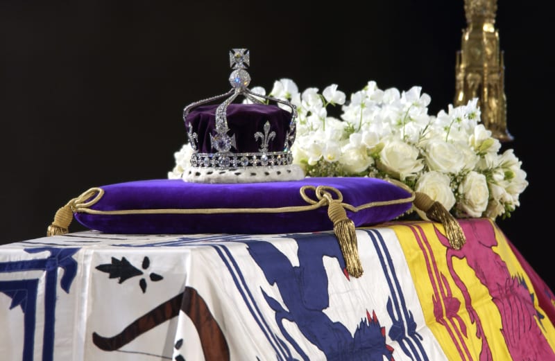 Legendární koruna s diamantem Koh-i-Noor na rakvi královny matky.