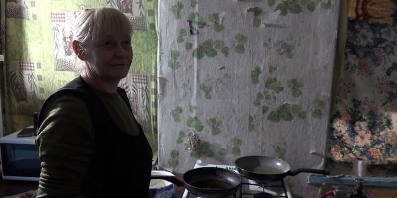 Dobrovolnice připravují v polních podmínkách jídlo pro ukrajinské vojáky.
