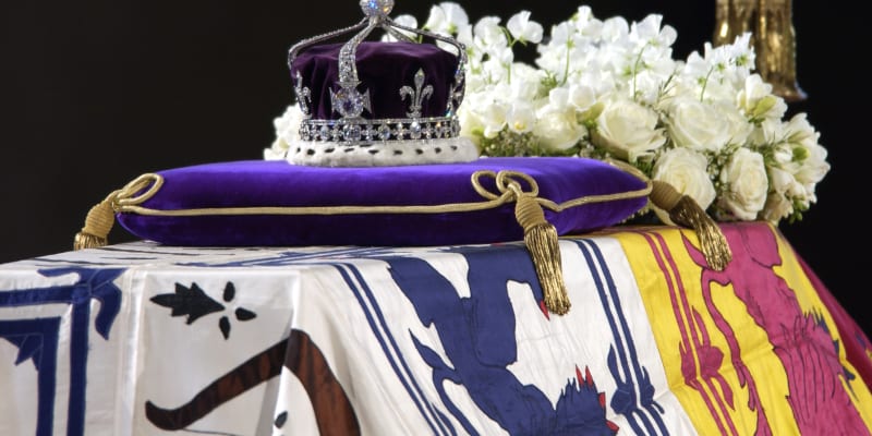 Legendární koruna s diamantem Koh-i-Noor na rakvi královny matky.