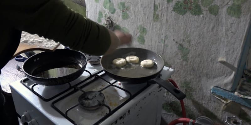 Dobrovolnice připravují v polních podmínkách jídlo pro ukrajinské vojáky.