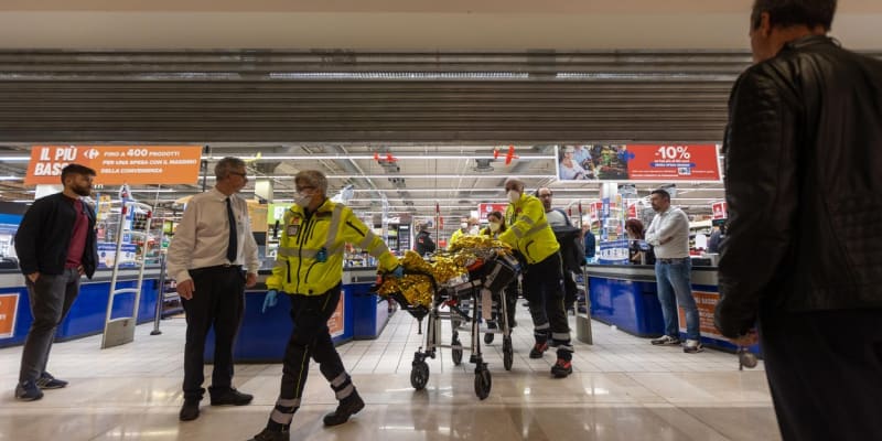 Při útoku nožem v nákupním centru Miláně zemřel jeden člověk, jsou čtyři zranění
