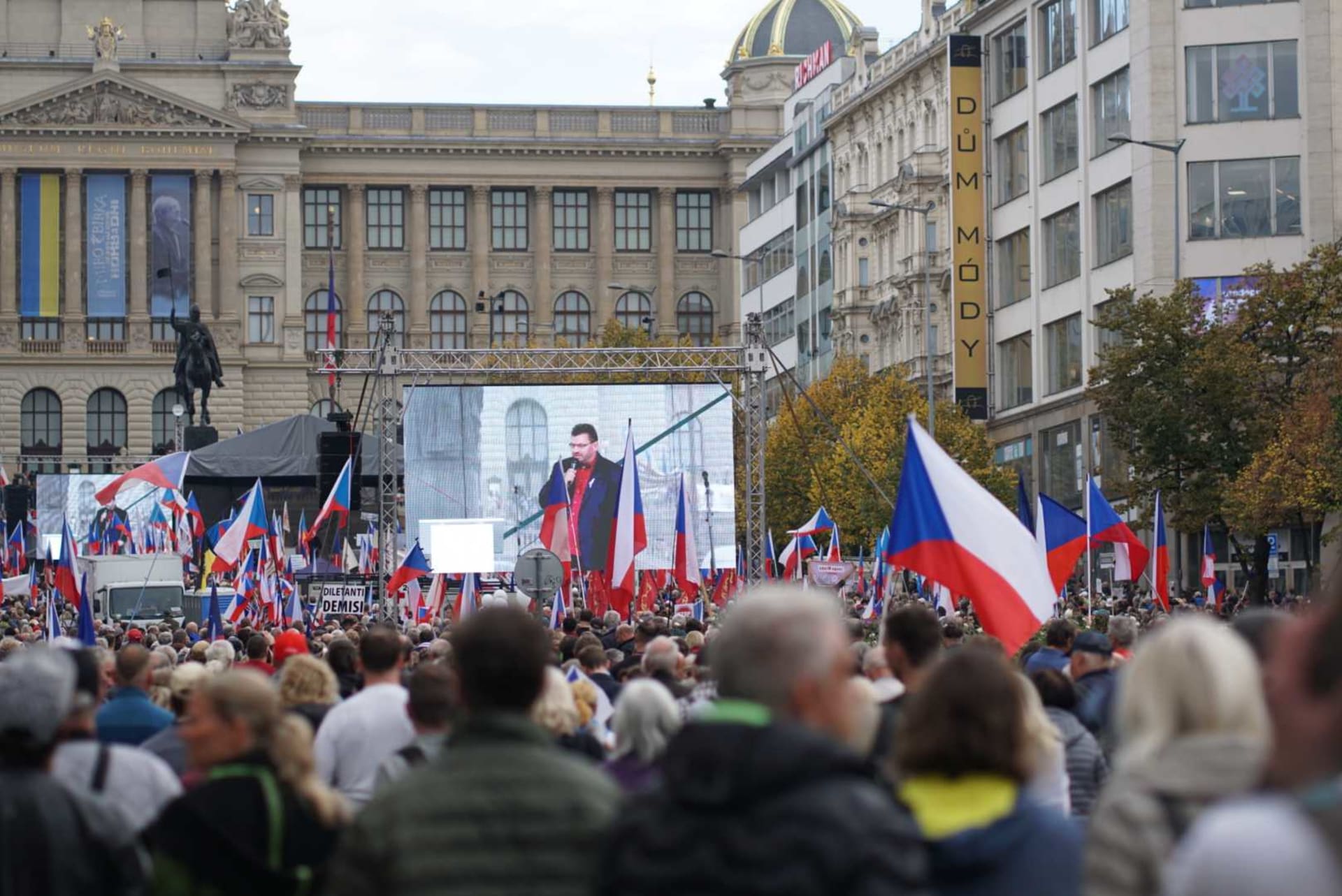 Demonstrující na pražském protestu 28. 10.