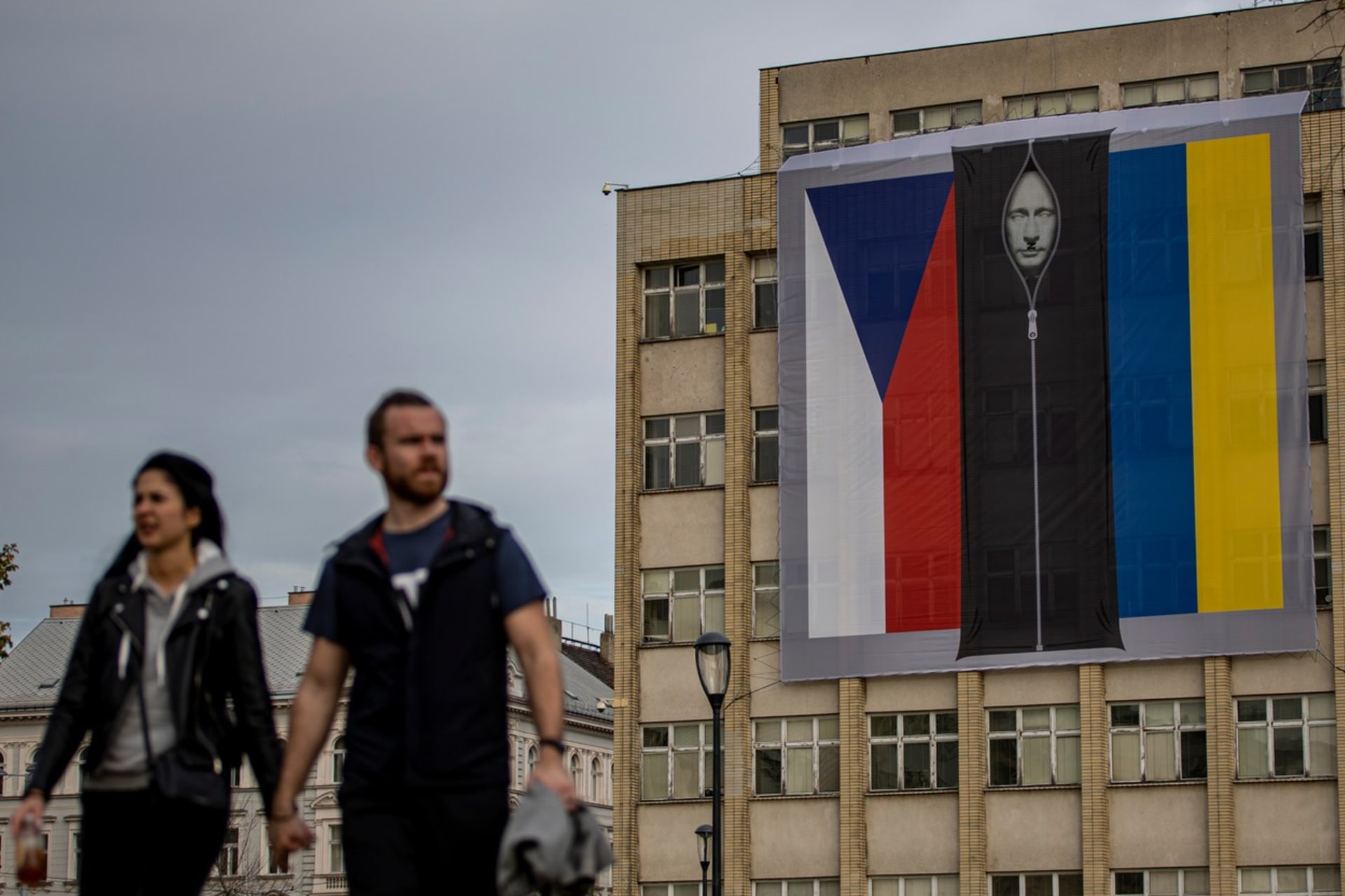 Na budově ministerstva vnitra v Praze visí česká a ukrajinská vlajka, uprostřed se nachází podobizna ruského prezidenta Vladimira Putina ve vaku na mrtvoly. 