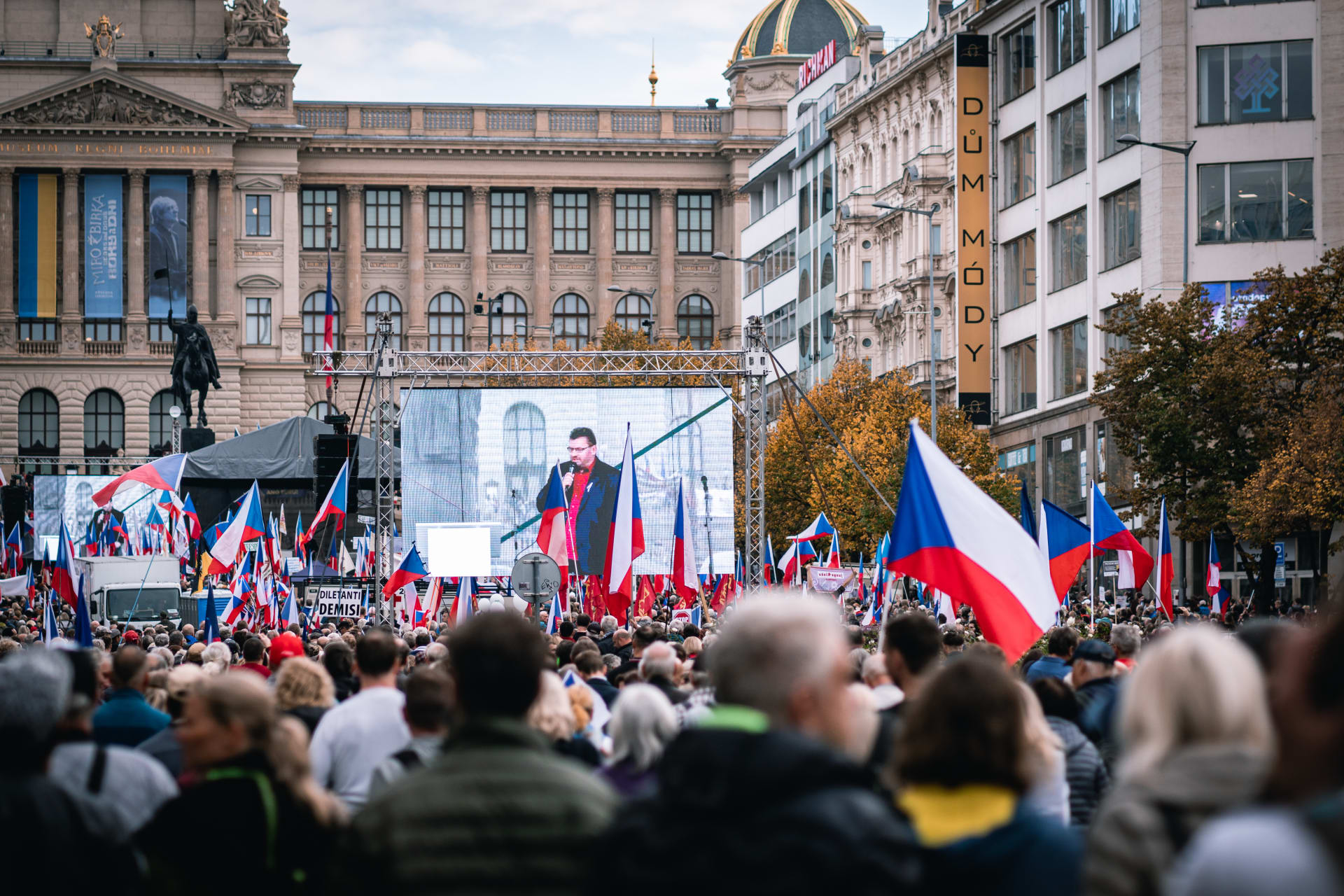 Demonstrace proti vládě Petra Fialy (ODS) na Václavském náměstí, 28. října 2022