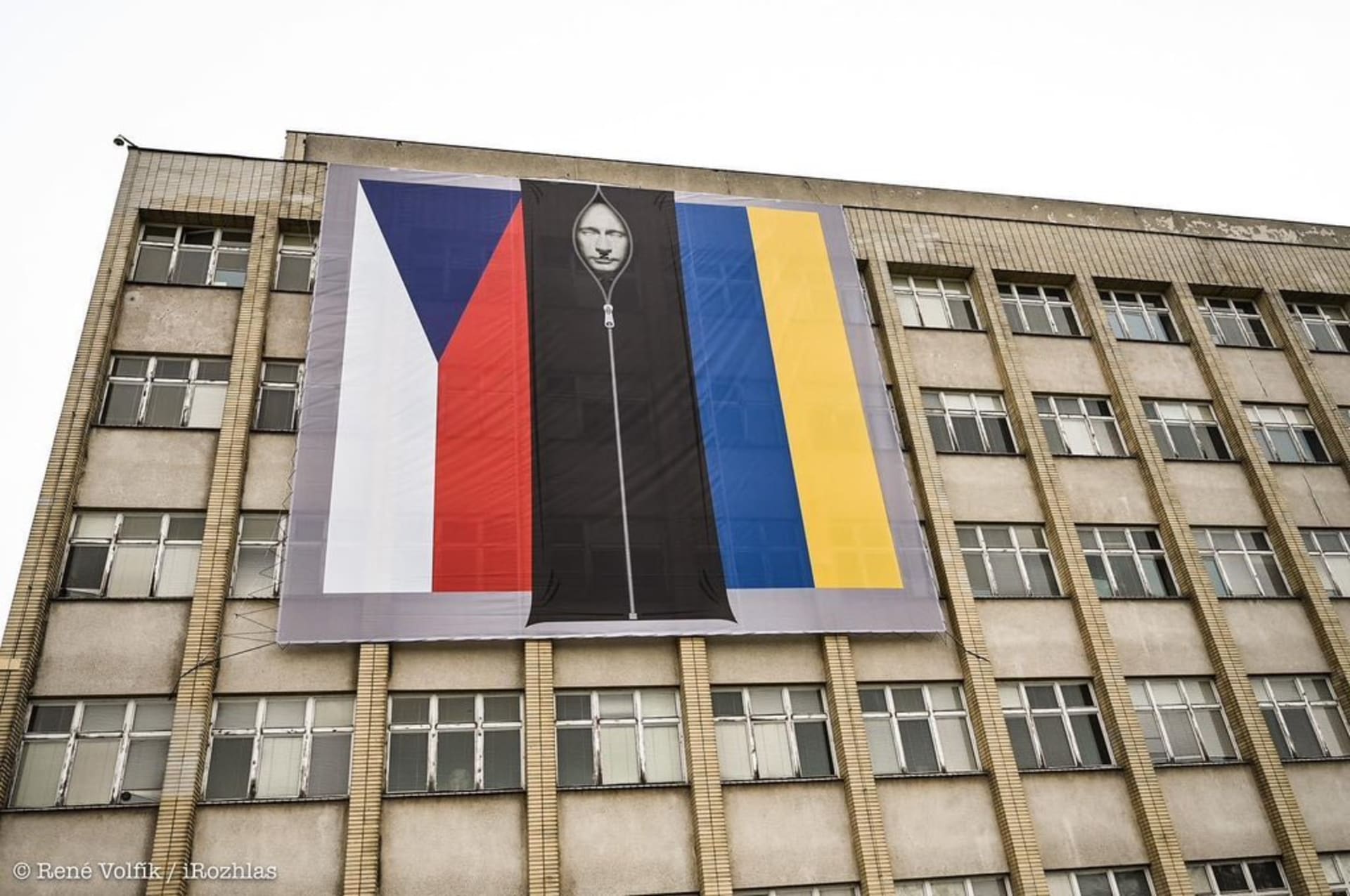 Vít Rakušan na ministerstvu vnitra vyvěsil českou a ukrajinskou vlajku společně s vytrácejícím se Vladimirem Putinem.