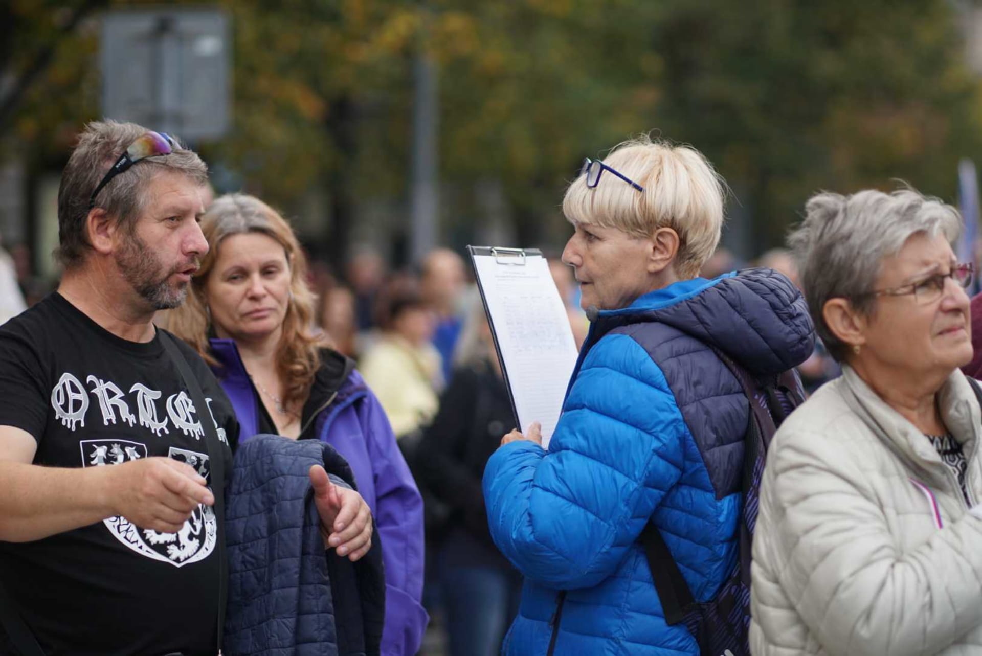 Na pražské demonstraci se sbíraly podpisy pro prezidentské kandidáty i za petici za demisi vlády.