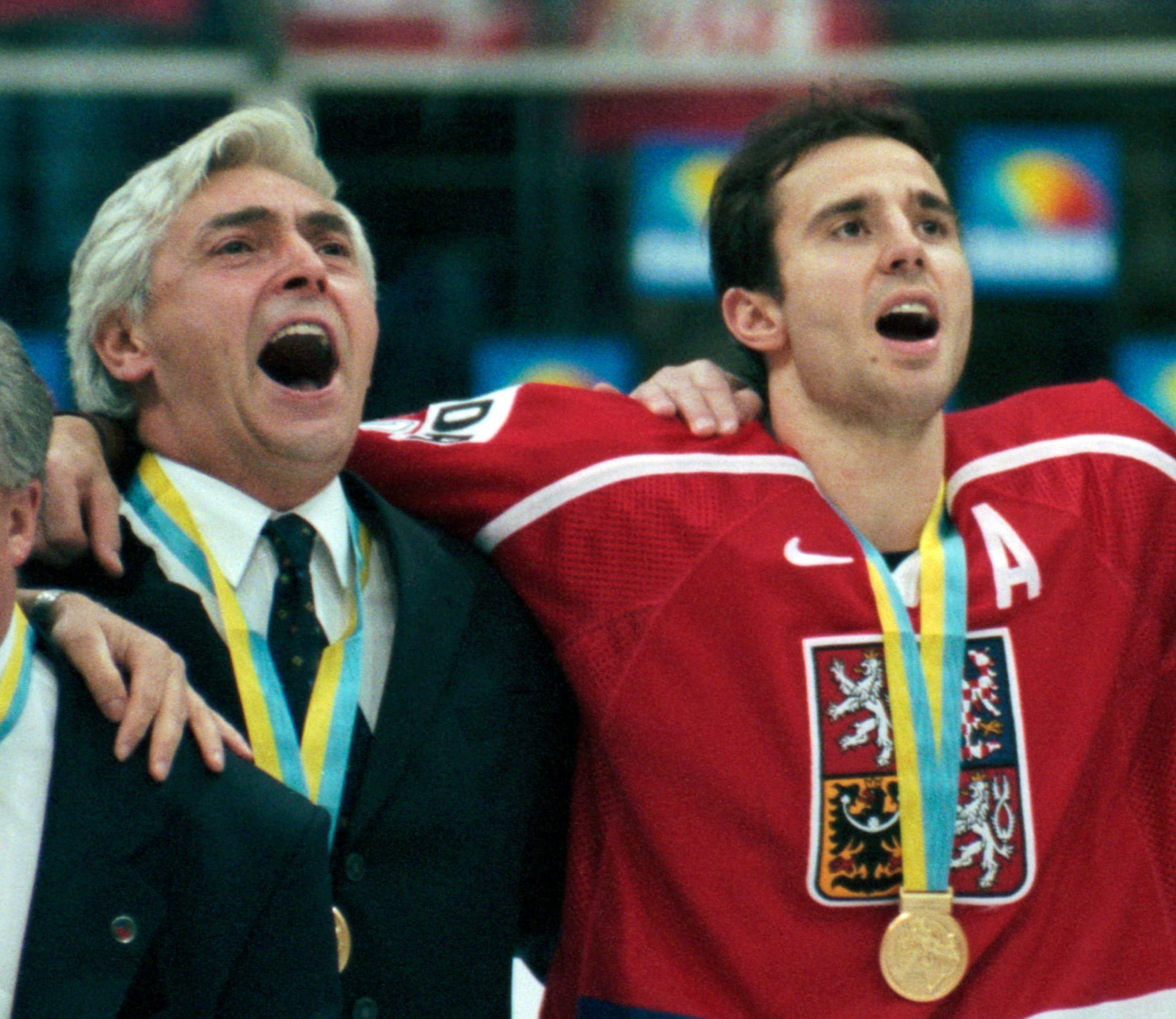 Trenér Ivan Hlinka a útočník Martin Ručinský zpívají hymnu poté, co se v roce 1999 stali hokejovými mistry světa.