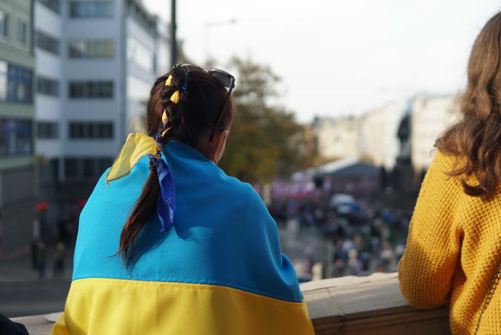 Na Václavském náměstí byli i zastánci Ukrajiny a vlády. Přinesli si ukrajinské vlajky, vlastní transparenty či nahé figuríny Vladimira Putina a Alexandra Lukašenka.