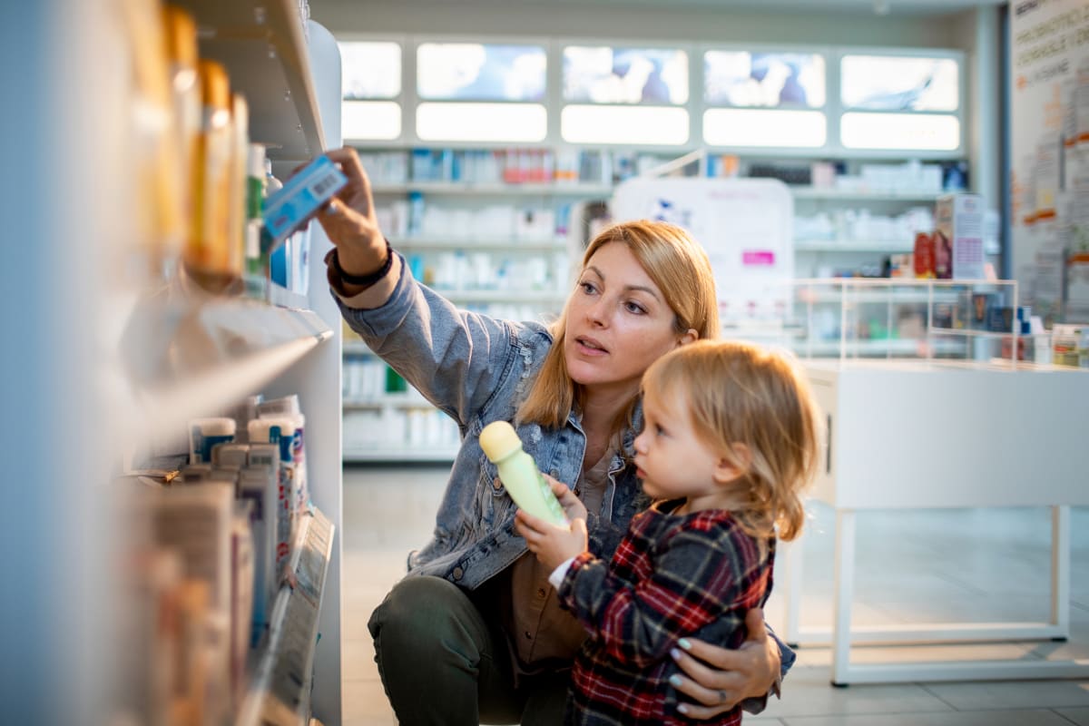 Matka s dítětem nakupuje v lékárně. (ilustrační foto)