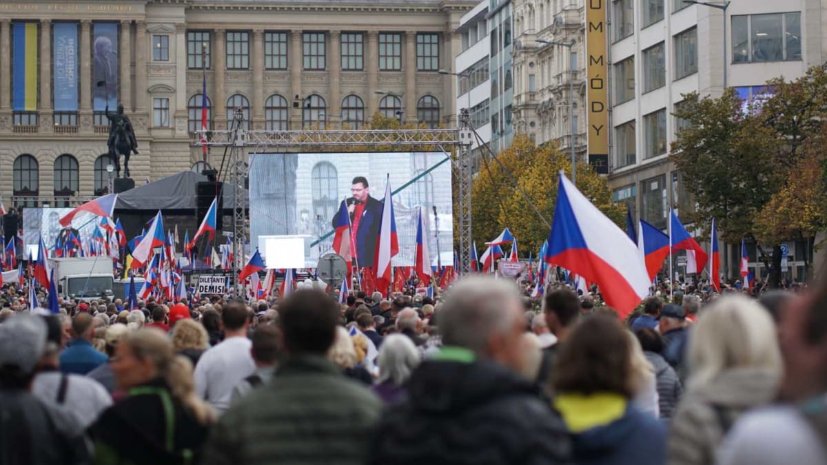 Demonstrující na pražském protestu 28. 10.