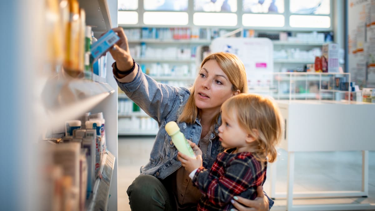Matka s dítětem nakupuje v lékárně. (ilustrační foto)