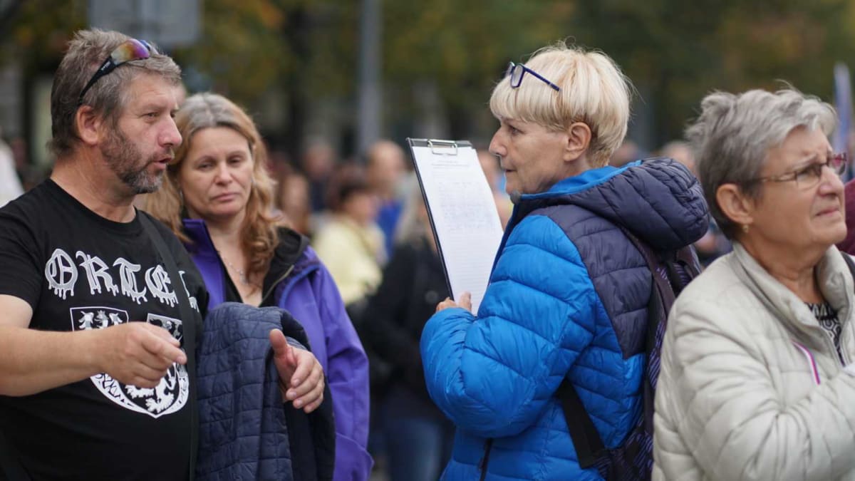 Na pražské demonstraci se sbíraly podpisy pro prezidentské kandidáty i za petici za demisi vlády.