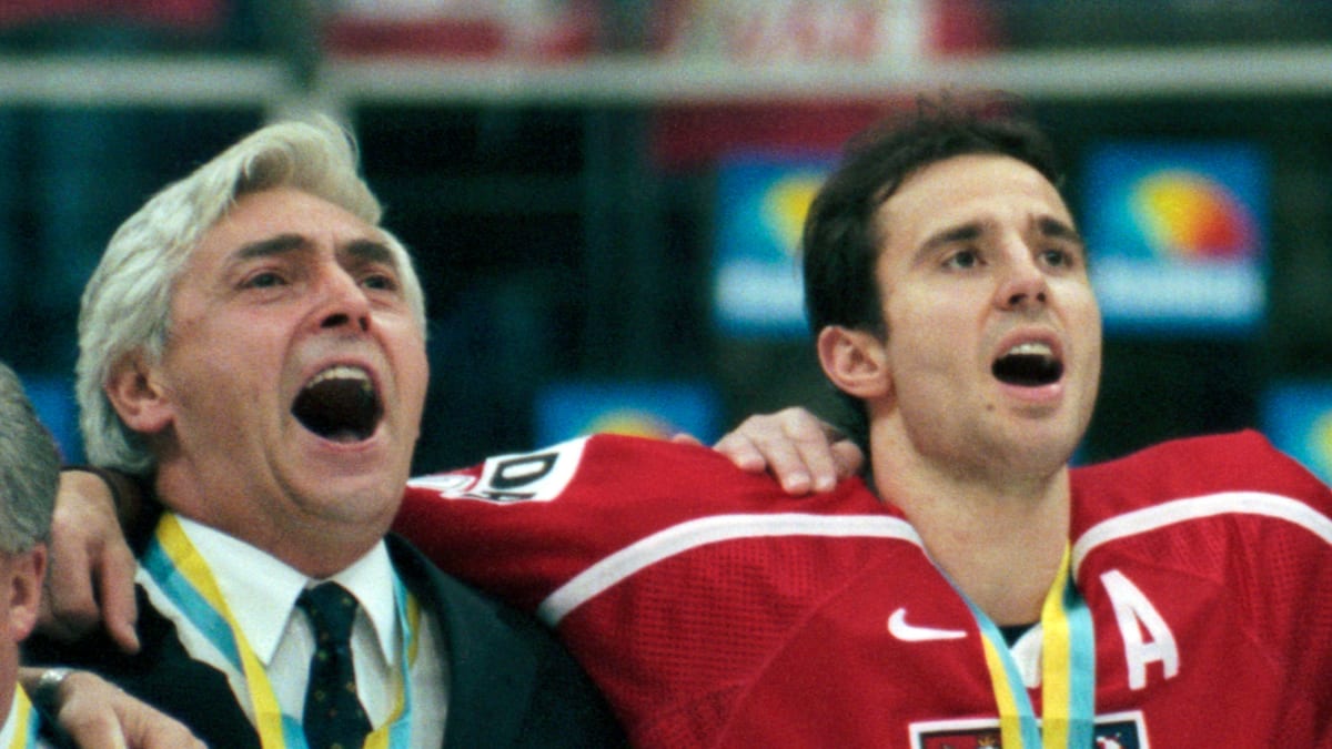 Trenér Ivan Hlinka a útočník Martin Ručinský zpívají hymnu poté, co se v roce 1999 stali hokejovými mistry světa.
