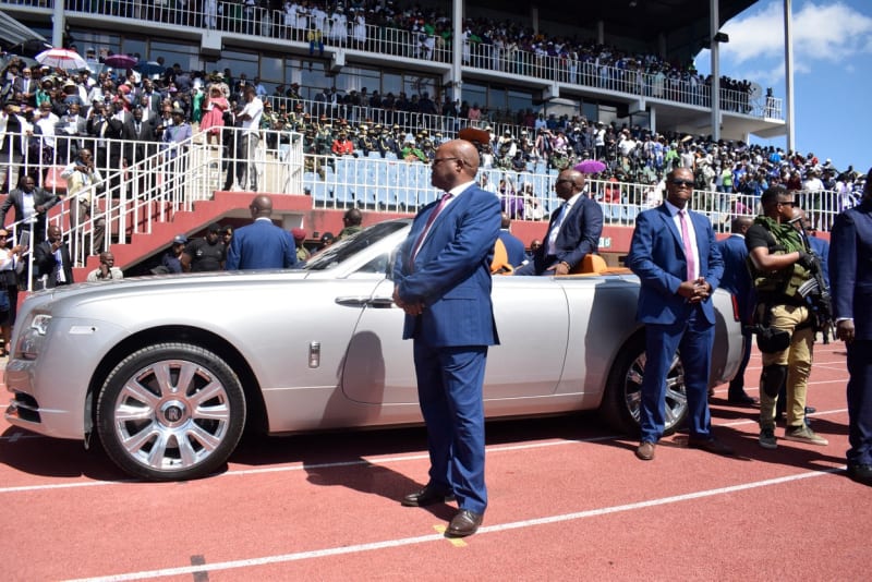 Nový premiér chudého Lesotha Sam Matekane přijel na jmenování vlády Rolls Roycem