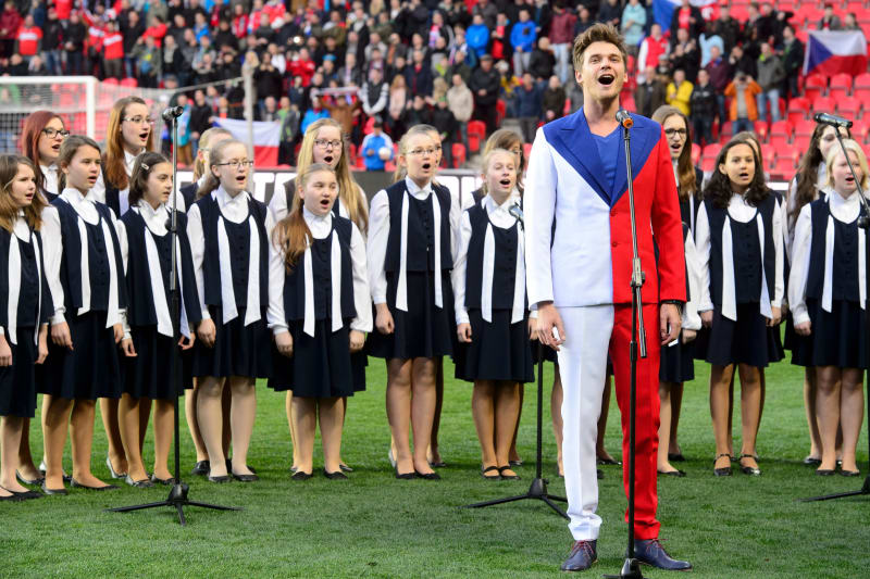 Vojtěch Dyk při zpěvu státní hymny před utkáním fotbalové reprezentace.