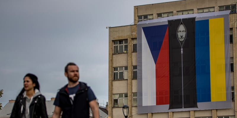 Na budově ministerstva vnitra v Praze visela v loňském roce podobizna ruského prezidenta Vladimira Putina ve vaku na mrtvoly. 