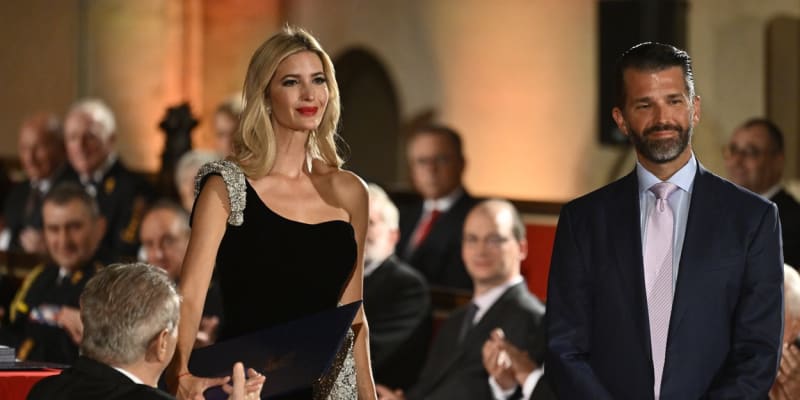 Ivanka Trumpová a Donald Trump junior převzali od Miloše Zemana vyznamenání pro svoji matku Ivanu Trumpovou.