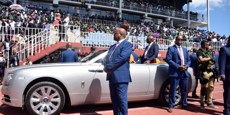Nový premiér chudého Lesotha Sam Matekane přijel na jmenování vlády Rolls Roycem
