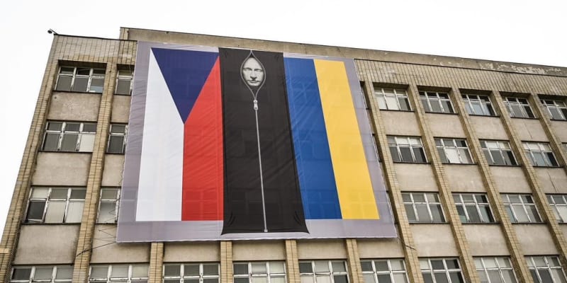 Vít Rakušan na ministerstvu vnitra vyvěsil českou a ukrajinskou vlajku společně s Vladimirem Putinem v pytli na mrtvoly.