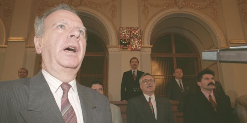 Milan Uhde a další vrcholní politici zpívají v prosinci 1992 hymnu po přijetí Ústavy ČR Českou národní radou. Československo se rozpadlo nedlouho poté, o půlnoci z 31. 12. 1992 na 1. leden 1993.
